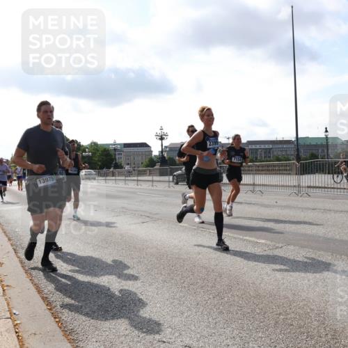29.06.2025 - hella hamburg halbmarathon Lena Gebhardt http://msf.ph/oto/8325684 29.06.2025 09:48:33 Lombardsbrücke 13975, 80, 18384, 2399, 7154, 1290, 1385, 1505, 1710, 1743, 2262, 2399, 2714, 2767, 3480, 3547, 3959, 4359, 4381, 4860, 5091, 5307, 5315, 5554, 5709, 6684, 6829, 6993, 7152, 7154, 7884, 8121, 8571, 8933, 9403, 10190, 10404, 10793, 10852, 11202, 11227, 11620, 11929, 12044, 12051, 12488, 12514, 12916, 13483, 13595, 13940, 13975, 14875, 14908, 15015, 15701, 15931, 15959, 16119, 16158 meine-sportfotos.de