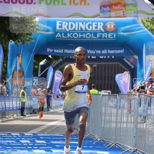 29.06.2025 - hella hamburg halbmarathon Strokosch-Dieckow http://msf.ph/oto/8325693 29.06.2025 10:02:54 Ziel 7, 9 meine-sportfotos.de