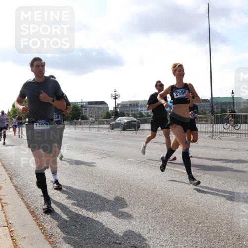 29.06.2025 - hella hamburg halbmarathon Lena Gebhardt http://msf.ph/oto/8325701 29.06.2025 09:48:33 Lombardsbrücke 13975, 80, 2399, 1290, 1385, 1505, 1710, 1743, 2262, 2399, 2714, 2767, 3480, 3547, 3959, 4359, 4381, 4860, 5091, 5307, 5315, 5554, 5709, 6684, 6829, 6993, 7152, 7154, 7884, 8121, 8571, 8933, 9403, 10190, 10404, 10793, 10852, 11202, 11227, 11620, 11929, 12044, 12051, 12488, 12514, 12916, 13483, 13595, 13940, 13975, 14875, 14908, 15015, 15701, 15931, 15959, 16119, 16158 meine-sportfotos.de