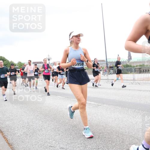 29.06.2025 - hella hamburg halbmarathon Lena Gebhardt http://msf.ph/oto/8325727 29.06.2025 10:57:43 Lombardsbrücke 18992, 6319, 1643, 1528, 3958, 5117, 1123, 1242, 1248, 1265, 1643, 2015, 2041, 2451, 2567, 2900, 3191, 3195, 3385, 3388, 3433, 3644, 3723, 3750, 3936, 3954, 4059, 4086, 4106, 4180, 4197, 4429, 4521, 4830, 5117, 5316, 5632, 5736, 5738, 6316, 6337, 6827, 6857, 6916, 7172, 7193, 7556, 7720, 7728, 8035, 8159, 8287, 8386, 8474, 8540, 8552, 8708, 8713, 8773, 8851, 8853, 8873, 9059, 9110, 9233, 9318, 9394, 9398, 9436, 9496, 9613 meine-sportfotos.de
