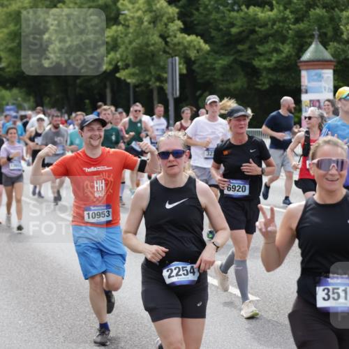 29.06.2025 - hella hamburg halbmarathon Jannik Wohlers http://msf.ph/oto/8325735 29.06.2025 10:39:48 Lombardsbrücke 1018, 1037, 1058, 1291, 1691, 2019, 2109, 2254, 2515, 2572, 2866, 2888, 3237, 3295, 3515, 3607, 3808, 4173, 4271, 4471, 4756, 5113, 5263, 5351, 5352, 5877, 5901, 6097, 6463, 6548, 6673, 6750, 6866, 6876, 6890, 6920, 7108, 7174, 7675, 7850, 8815, 9187, 9195, 9495, 10474, 10806, 10818, 10953, 11176, 11188, 11244, 11653, 11717, 11970, 11973, 12364, 12444, 12501, 12760, 13005, 13069, 13290, 13410, 13466, 13577, 13651, 14851, 15549, 15927, 16681, 17318 meine-sportfotos.de