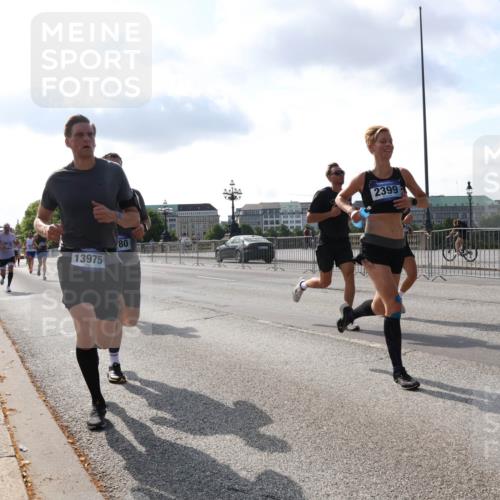 29.06.2025 - hella hamburg halbmarathon Lena Gebhardt http://msf.ph/oto/8325748 29.06.2025 09:48:33 Lombardsbrücke 13975, 80, 2399, 1290, 1385, 1505, 1710, 1743, 2262, 2399, 2714, 2767, 3480, 3547, 3959, 4359, 4381, 4860, 5091, 5307, 5315, 5554, 5709, 6684, 6829, 6993, 7152, 7154, 7884, 8121, 8571, 8933, 9403, 10190, 10404, 10793, 10852, 11202, 11227, 11620, 11929, 12044, 12051, 12488, 12514, 12916, 13483, 13595, 13940, 13975, 14875, 14908, 15015, 15701, 15931, 15959, 16119, 16158 meine-sportfotos.de