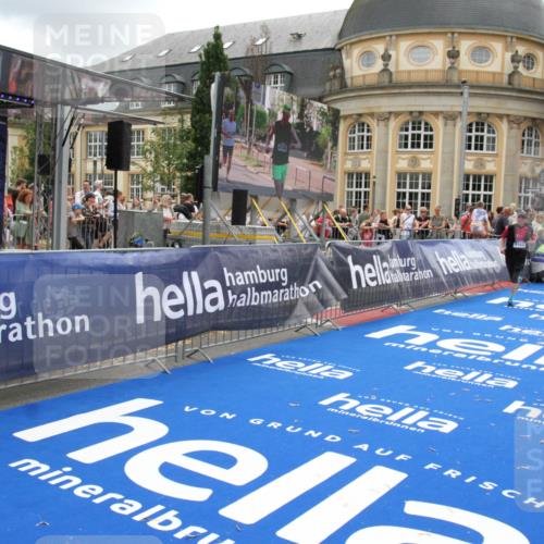 29.06.2025 - hella hamburg halbmarathon Michael Strokosch http://msf.ph/oto/8325835 29.06.2025 10:48:47 Ziel 1094, 1884, 1892, 2442, 9482, 11519, 12533, 14511, 15384, 17007, 17127 meine-sportfotos.de