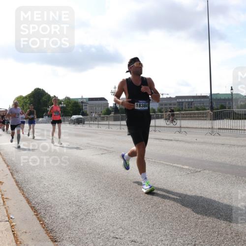 29.06.2025 - hella hamburg halbmarathon Lena Gebhardt http://msf.ph/oto/8325940 29.06.2025 09:48:35 Lombardsbrücke 18384, 1042, 1290, 1385, 1505, 1710, 1743, 2262, 2399, 2767, 3480, 3547, 3959, 4359, 4381, 4860, 5003, 5091, 5307, 5315, 5554, 5709, 6684, 6829, 6993, 7152, 7154, 7884, 8121, 8571, 8933, 9403, 9643, 10190, 10404, 10793, 10852, 11202, 11227, 11620, 11929, 12044, 12051, 12488, 12514, 12916, 13483, 13595, 13940, 13975, 14875, 14908, 15931, 15959, 16119 meine-sportfotos.de