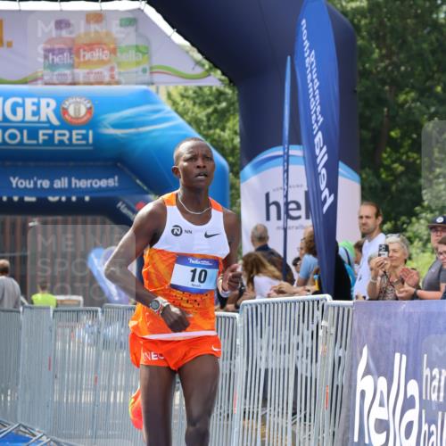 29.06.2025 - hella hamburg halbmarathon Strokosch-Dieckow http://msf.ph/oto/8326008 29.06.2025 10:02:44 Ziel 10 meine-sportfotos.de
