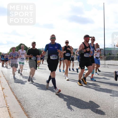 29.06.2025 - hella hamburg halbmarathon Lena Gebhardt http://msf.ph/oto/8326012 29.06.2025 10:00:14 Lombardsbrücke 3993, 3181, 15695, 11992, 1239, 1625, 15434, 17839, 1006, 1019, 1125, 1180, 1239, 1264, 1526, 1544, 1681, 1834, 1914, 2027, 2086, 2099, 2159, 2346, 2348, 2364, 2426, 2447, 2582, 2584, 2606, 2652, 2676, 2677, 2730, 2910, 2982, 3042, 3177, 3181, 3319, 3400, 3794, 3836, 3861, 3898, 4013, 4231, 4419, 4579, 4594, 4632, 4767, 4772, 4796, 4813, 4940, 4945, 5015, 5134, 5272, 5277, 5341, 5643, 5728, 6082, 6084, 6104, 6174, 6201, 6202, 6220, 6260, 6462, 6470, 6581, 6587 meine-sportfotos.de