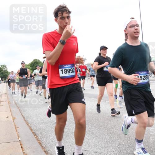 29.06.2025 - hella hamburg halbmarathon Lena Gebhardt http://msf.ph/oto/8326030 29.06.2025 10:57:46 Lombardsbrücke 18992, 5875, 1613, 127, 5288, 3385, 150, 1123, 1242, 1248, 1265, 1388, 1643, 2015, 2041, 2451, 2567, 2900, 3191, 3385, 3388, 3433, 3644, 3750, 3936, 3954, 4059, 4180, 4197, 4429, 4521, 4830, 5117, 5632, 5676, 5736, 5738, 6316, 6337, 6827, 6857, 6916, 7172, 7193, 7556, 7720, 7728, 7977, 7990, 8035, 8159, 8287, 8386, 8474, 8540, 8552, 8708, 8713, 8773, 8853, 8873, 9059, 9180, 9233, 9318, 9394, 9398, 9436, 9481, 9496, 9613, 9832 meine-sportfotos.de