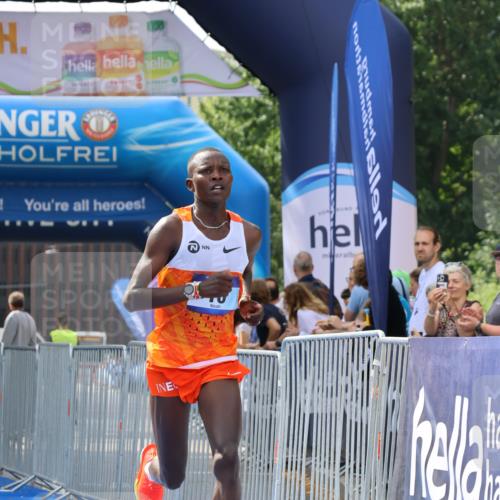 29.06.2025 - hella hamburg halbmarathon Strokosch-Dieckow http://msf.ph/oto/8326035 29.06.2025 10:02:44 Ziel 10 meine-sportfotos.de