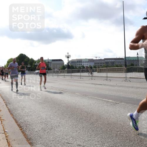 29.06.2025 - hella hamburg halbmarathon Lena Gebhardt http://msf.ph/oto/8326037 29.06.2025 09:48:35 Lombardsbrücke 1838, 1042, 1290, 1385, 1505, 1710, 1743, 2262, 2399, 2767, 3480, 3547, 3959, 4359, 4381, 4860, 5003, 5091, 5307, 5315, 5554, 5709, 6684, 6829, 6993, 7152, 7154, 7884, 8121, 8571, 8933, 9403, 9643, 10190, 10404, 10793, 10852, 11202, 11227, 11620, 11929, 12044, 12051, 12488, 12514, 12916, 13483, 13595, 13940, 13975, 14875, 14908, 15931, 15959, 16119 meine-sportfotos.de
