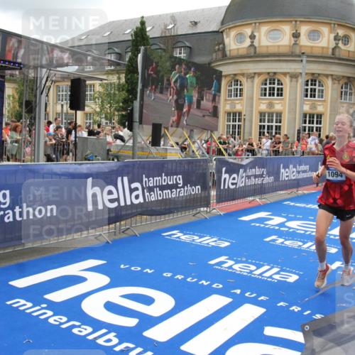 29.06.2025 - hella hamburg halbmarathon Michael Strokosch http://msf.ph/oto/8326095 29.06.2025 10:48:50 Ziel 1094, 1884, 1892, 2442, 9482, 11519, 12533, 15309, 15384, 16653, 17007 meine-sportfotos.de