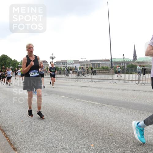 29.06.2025 - hella hamburg halbmarathon Lena Gebhardt http://msf.ph/oto/8326100 29.06.2025 10:47:23 Lombardsbrücke 10772, 13431, 17015, 1045, 1073, 1185, 1286, 1434, 1463, 1523, 1593, 1607, 1704, 1961, 2148, 2211, 2327, 2407, 2537, 2555, 2556, 2665, 2882, 2981, 2994, 3339, 4037, 4184, 4239, 4325, 4423, 4483, 4806, 4895, 4974, 4975, 5111, 5114, 5621, 5622, 5796, 5895, 5953, 6255, 6256, 6485, 6496, 6879, 6995, 7073, 7403, 7430, 7431, 7630, 7631, 7970, 8105, 8131, 8270, 8486, 8550, 8684, 8706, 8915, 8953, 8967, 9018, 9687, 10991, 11351, 11458, 11730, 11738, 11802 meine-sportfotos.de