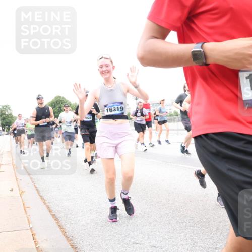29.06.2025 - hella hamburg halbmarathon Lena Gebhardt http://msf.ph/oto/8326120 29.06.2025 10:57:46 Lombardsbrücke 7025, 16319, 18992, 1123, 1242, 1248, 1265, 1388, 1643, 2015, 2041, 2451, 2567, 2900, 3191, 3385, 3388, 3433, 3644, 3750, 3936, 3954, 4059, 4180, 4197, 4429, 4521, 4830, 5117, 5632, 5676, 5736, 5738, 6316, 6337, 6827, 6857, 6916, 7172, 7193, 7556, 7720, 7728, 7977, 7990, 8035, 8159, 8287, 8386, 8474, 8540, 8552, 8708, 8713, 8773, 8853, 8873, 9059, 9180, 9233, 9318, 9394, 9398, 9436, 9481, 9496, 9613, 9832 meine-sportfotos.de
