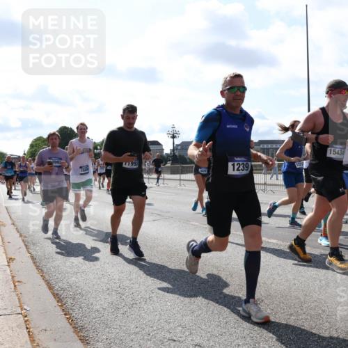 29.06.2025 - hella hamburg halbmarathon Lena Gebhardt http://msf.ph/oto/8326157 29.06.2025 10:00:14 Lombardsbrücke 3993, 1992, 15695, 16257, 1239, 1220, 15434, 1006, 1019, 1125, 1180, 1239, 1264, 1526, 1544, 1681, 1834, 1914, 2027, 2086, 2099, 2159, 2346, 2348, 2364, 2426, 2447, 2582, 2584, 2606, 2652, 2676, 2677, 2730, 2910, 2982, 3042, 3177, 3181, 3319, 3400, 3794, 3836, 3861, 3898, 4013, 4231, 4419, 4579, 4594, 4632, 4767, 4772, 4796, 4813, 4940, 4945, 5015, 5134, 5272, 5277, 5341, 5643, 5728, 6082, 6084, 6104, 6174, 6201, 6202, 6220, 6260, 6462, 6470, 6581, 6587 meine-sportfotos.de