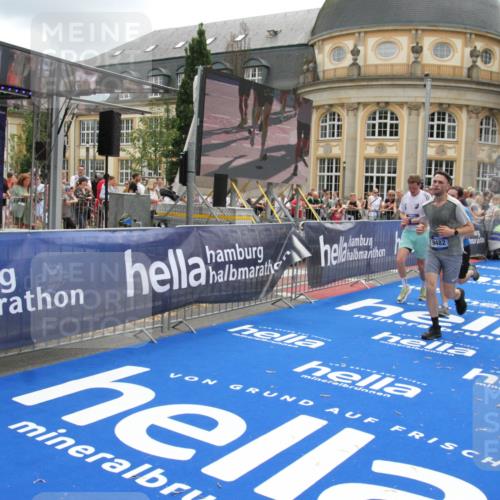 29.06.2025 - hella hamburg halbmarathon Michael Strokosch http://msf.ph/oto/8326168 29.06.2025 10:48:51 Ziel 1094, 1884, 1892, 2442, 9482, 11519, 12421, 12533, 15309, 16653, 17007 meine-sportfotos.de