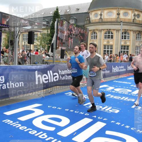 29.06.2025 - hella hamburg halbmarathon Michael Strokosch http://msf.ph/oto/8326179 29.06.2025 10:48:52 Ziel 1094, 1884, 1892, 2442, 9482, 11519, 12421, 12533, 13009, 15309, 16653, 17007, 18873 meine-sportfotos.de