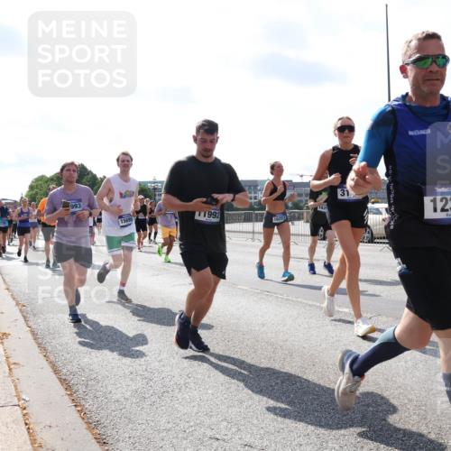 29.06.2025 - hella hamburg halbmarathon Lena Gebhardt http://msf.ph/oto/8326228 29.06.2025 10:00:14 Lombardsbrücke 993, 15695, 1992, 16257, 162, 31, 1239, 15434, 1006, 1019, 1125, 1180, 1239, 1264, 1526, 1544, 1681, 1834, 1914, 2027, 2086, 2099, 2159, 2346, 2348, 2364, 2426, 2447, 2582, 2584, 2606, 2652, 2676, 2677, 2730, 2910, 2982, 3042, 3177, 3181, 3319, 3400, 3794, 3836, 3861, 3898, 4013, 4231, 4419, 4579, 4594, 4632, 4767, 4772, 4796, 4813, 4940, 4945, 5015, 5134, 5272, 5277, 5341, 5643, 5728, 6082, 6084, 6104, 6174, 6201, 6202, 6220, 6260, 6462, 6470, 6581, 6587 meine-sportfotos.de