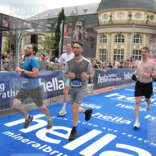 29.06.2025 - hella hamburg halbmarathon Michael Strokosch http://msf.ph/oto/8326260 29.06.2025 10:48:53 Ziel 1094, 1884, 1892, 9482, 9661, 11519, 12421, 12533, 13009, 13976, 15309, 16653, 17007, 18873 meine-sportfotos.de