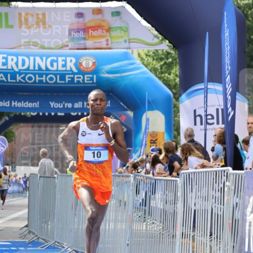 29.06.2025 - hella hamburg halbmarathon Strokosch-Dieckow http://msf.ph/oto/8326297 29.06.2025 10:02:43 Ziel 10 meine-sportfotos.de