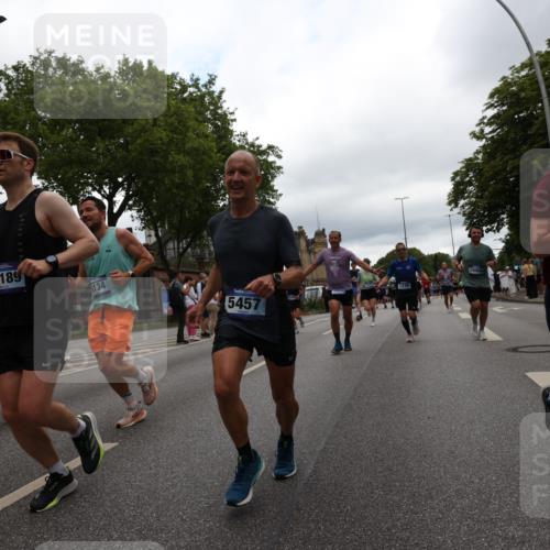 29.06.2025 - hella hamburg halbmarathon Yannick Fuchs http://msf.ph/oto/8326305 29.06.2025 10:51:31 20KM 1200, 1239, 1563, 1715, 1719, 1972, 2236, 2606, 2652, 2759, 2806, 2883, 3141, 3575, 4261, 4579, 5015, 5134, 5391, 5457, 5458, 6281, 6302, 6720, 6892, 7159, 7833, 8744, 9450, 10383, 10408, 10599, 12144, 12509, 12773, 12774, 13376, 13664, 14737, 14951, 15090, 15189, 15220, 15229, 15349, 15664, 16418, 16517, 17455, 17543, 17758, 18508 meine-sportfotos.de