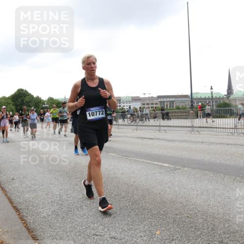 29.06.2025 - hella hamburg halbmarathon Lena Gebhardt http://msf.ph/oto/8326310 29.06.2025 10:47:23 Lombardsbrücke 10772, 13431, 1045, 1073, 1185, 1286, 1434, 1463, 1523, 1593, 1607, 1704, 1961, 2148, 2211, 2327, 2407, 2537, 2555, 2556, 2665, 2882, 2981, 2994, 3339, 4037, 4184, 4239, 4325, 4423, 4483, 4806, 4895, 4974, 4975, 5111, 5114, 5621, 5622, 5796, 5895, 5953, 6255, 6256, 6485, 6496, 6879, 6995, 7073, 7403, 7430, 7431, 7630, 7631, 7970, 8105, 8131, 8270, 8486, 8550, 8684, 8706, 8915, 8953, 8967, 9018, 9687, 10991, 11351, 11458, 11730, 11738, 11802 meine-sportfotos.de