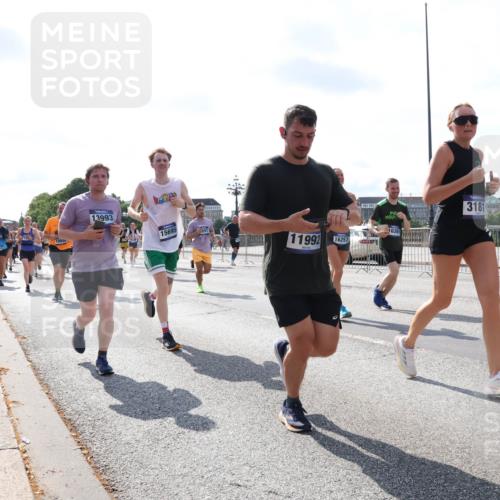 29.06.2025 - hella hamburg halbmarathon Lena Gebhardt http://msf.ph/oto/8326330 29.06.2025 10:00:15 Lombardsbrücke 1880, 13993, 15695, 891, 16261, 11992, 16257, 3181, 2159, 1006, 1019, 1125, 1180, 1239, 1264, 1526, 1544, 1568, 1681, 1834, 1914, 2027, 2086, 2099, 2159, 2346, 2348, 2364, 2426, 2447, 2582, 2584, 2606, 2652, 2676, 2677, 2730, 2910, 2982, 3042, 3177, 3181, 3319, 3400, 3794, 3836, 3861, 3898, 4013, 4231, 4419, 4579, 4594, 4632, 4767, 4772, 4796, 4813, 4940, 4945, 5015, 5134, 5272, 5277, 5341, 5643, 5728, 6082, 6084, 6104, 6174, 6201, 6202, 6220, 6260, 6462, 6470, 6581, 6587 meine-sportfotos.de