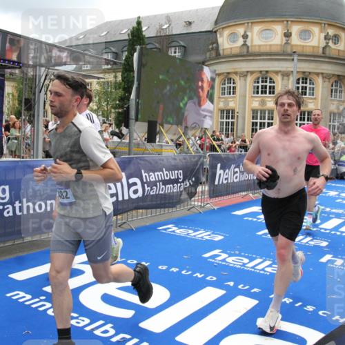 29.06.2025 - hella hamburg halbmarathon Michael Strokosch http://msf.ph/oto/8326338 29.06.2025 10:48:53 Ziel 1094, 1884, 1892, 9482, 9661, 11519, 12421, 12533, 13009, 13976, 15309, 16653, 17007, 18873 meine-sportfotos.de
