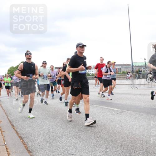 29.06.2025 - hella hamburg halbmarathon Lena Gebhardt http://msf.ph/oto/8326358 29.06.2025 10:57:47 Lombardsbrücke 9233, 3954, 10070, 17025, 5875, 4256, 17029, 1123, 1242, 1248, 1265, 1388, 1643, 2015, 2041, 2451, 2567, 2900, 3191, 3385, 3388, 3433, 3644, 3750, 3936, 3954, 4059, 4180, 4197, 4429, 4521, 4830, 5117, 5632, 5676, 5736, 5738, 6316, 6337, 6827, 6857, 6916, 7172, 7193, 7556, 7720, 7728, 7977, 7990, 8035, 8159, 8287, 8386, 8474, 8540, 8552, 8708, 8713, 8773, 8873, 9059, 9180, 9233, 9318, 9319, 9394, 9398, 9436, 9481, 9496, 9613, 9832 meine-sportfotos.de