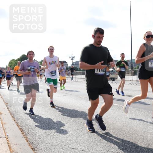 29.06.2025 - hella hamburg halbmarathon Lena Gebhardt http://msf.ph/oto/8326363 29.06.2025 10:00:15 Lombardsbrücke 13993, 11992, 16261, 15695, 257, 3181, 215, 1006, 1019, 1125, 1180, 1239, 1264, 1526, 1544, 1568, 1681, 1834, 1914, 2027, 2086, 2099, 2159, 2346, 2348, 2364, 2426, 2447, 2582, 2584, 2606, 2652, 2676, 2677, 2730, 2910, 2982, 3042, 3177, 3181, 3319, 3400, 3794, 3836, 3861, 3898, 4013, 4231, 4419, 4579, 4594, 4632, 4767, 4772, 4796, 4813, 4940, 4945, 5015, 5134, 5272, 5277, 5341, 5643, 5728, 6082, 6084, 6104, 6174, 6201, 6202, 6220, 6260, 6462, 6470, 6581, 6587 meine-sportfotos.de