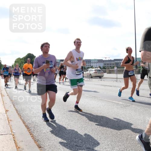 29.06.2025 - hella hamburg halbmarathon Lena Gebhardt http://msf.ph/oto/8326434 29.06.2025 10:00:15 Lombardsbrücke 7159, 93, 15695, 16257, 11992, 1006, 1019, 1125, 1180, 1239, 1264, 1526, 1544, 1568, 1681, 1834, 1914, 2027, 2086, 2099, 2159, 2346, 2348, 2364, 2426, 2447, 2582, 2584, 2606, 2652, 2676, 2677, 2730, 2910, 2982, 3042, 3177, 3181, 3319, 3400, 3794, 3836, 3861, 3898, 4013, 4231, 4419, 4579, 4594, 4632, 4767, 4772, 4796, 4813, 4940, 4945, 5015, 5134, 5272, 5277, 5341, 5643, 5728, 6082, 6084, 6104, 6174, 6201, 6202, 6220, 6260, 6462, 6470, 6581, 6587 meine-sportfotos.de