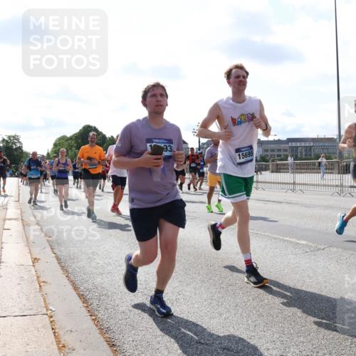 29.06.2025 - hella hamburg halbmarathon Lena Gebhardt http://msf.ph/oto/8326485 29.06.2025 10:00:15 Lombardsbrücke 18800, 93, 15695, 16257, 16261, 1006, 1019, 1125, 1180, 1239, 1264, 1526, 1544, 1568, 1681, 1834, 1914, 2027, 2086, 2099, 2159, 2346, 2348, 2364, 2426, 2447, 2582, 2584, 2606, 2652, 2676, 2677, 2730, 2910, 2982, 3042, 3177, 3181, 3319, 3400, 3794, 3836, 3861, 3898, 4013, 4231, 4419, 4579, 4594, 4632, 4767, 4772, 4796, 4813, 4940, 4945, 5015, 5134, 5272, 5277, 5341, 5643, 5728, 6082, 6084, 6104, 6174, 6201, 6202, 6220, 6260, 6462, 6470, 6581, 6587 meine-sportfotos.de