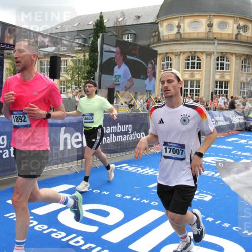 29.06.2025 - hella hamburg halbmarathon Michael Strokosch http://msf.ph/oto/8326517 29.06.2025 10:48:55 Ziel 1884, 1892, 7067, 9482, 9661, 11519, 12421, 13009, 13976, 15309, 16653, 17007, 18873 meine-sportfotos.de