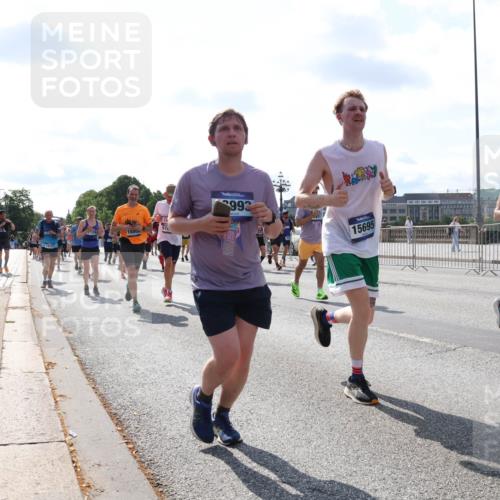 29.06.2025 - hella hamburg halbmarathon Lena Gebhardt http://msf.ph/oto/8326519 29.06.2025 10:00:16 Lombardsbrücke 18800, 61, 992, 15695, 16257, 16261, 1006, 1019, 1125, 1180, 1239, 1264, 1526, 1544, 1568, 1681, 1834, 1914, 2027, 2086, 2099, 2159, 2346, 2348, 2364, 2426, 2447, 2582, 2584, 2606, 2652, 2676, 2677, 2730, 2910, 2982, 3042, 3177, 3181, 3319, 3400, 3794, 3836, 3861, 3898, 4013, 4231, 4419, 4579, 4594, 4632, 4767, 4772, 4796, 4813, 4940, 4945, 5015, 5134, 5272, 5277, 5341, 5643, 5728, 6082, 6084, 6104, 6174, 6201, 6202, 6220, 6260, 6462, 6470, 6581, 6587 meine-sportfotos.de