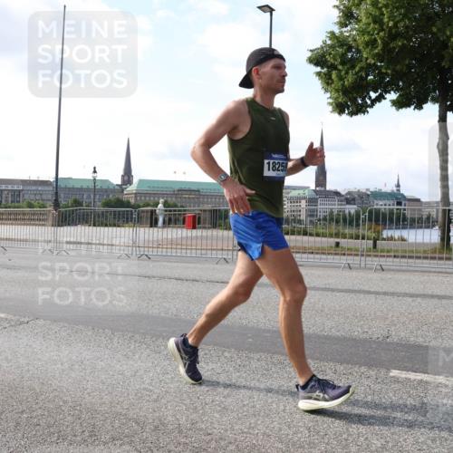 29.06.2025 - hella hamburg halbmarathon Lena Gebhardt http://msf.ph/oto/8326582 29.06.2025 09:48:39 Lombardsbrücke 18259, 1042, 1290, 1385, 1505, 1710, 1743, 2262, 2399, 2767, 3480, 3547, 3959, 4062, 4359, 4381, 4860, 5003, 5124, 5307, 5554, 5709, 6829, 6993, 7152, 7154, 7884, 8121, 8571, 8933, 9403, 9643, 10190, 10404, 10738, 10793, 10852, 11620, 11929, 12044, 12051, 12488, 12514, 12916, 13137, 13372, 13483, 13595, 13940, 13975, 14875, 14908, 15931, 15959, 16119 meine-sportfotos.de