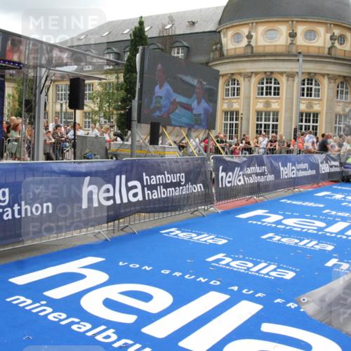 29.06.2025 - hella hamburg halbmarathon Michael Strokosch http://msf.ph/oto/8326610 29.06.2025 10:48:55 Ziel 1884, 1892, 7067, 9482, 9661, 11519, 12421, 13009, 13976, 15309, 16653, 17007, 18873 meine-sportfotos.de