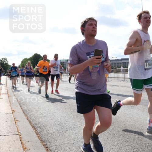 29.06.2025 - hella hamburg halbmarathon Lena Gebhardt http://msf.ph/oto/8326659 29.06.2025 10:00:16 Lombardsbrücke 18808, 6104, 1915, 1569, 1006, 1019, 1125, 1180, 1239, 1264, 1526, 1544, 1568, 1681, 1834, 1914, 2027, 2086, 2099, 2159, 2346, 2348, 2364, 2426, 2447, 2582, 2584, 2606, 2652, 2676, 2677, 2730, 2910, 2982, 3042, 3177, 3181, 3319, 3400, 3794, 3836, 3861, 3898, 4013, 4231, 4419, 4579, 4594, 4632, 4767, 4772, 4796, 4813, 4940, 4945, 5015, 5134, 5272, 5277, 5341, 5643, 5728, 6082, 6084, 6104, 6174, 6201, 6202, 6220, 6260, 6462, 6470, 6581, 6587 meine-sportfotos.de