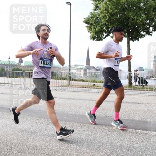 29.06.2025 - hella hamburg halbmarathon Lena Gebhardt http://msf.ph/oto/8326664 29.06.2025 10:12:57 Lombardsbrücke 4532, 16323, 1172, 1020, 1051, 1249, 1610, 1785, 1851, 1939, 2531, 2891, 2942, 2963, 2964, 3182, 3248, 4532, 4554, 5150, 5166, 5597, 5598, 6207, 7014, 7873, 7907, 8398, 8405, 8917, 8971, 9141, 10067, 10402, 10581, 11025, 11720, 12456, 13566, 13816, 14404, 14540, 14869, 15012, 15369, 15531, 16030, 16255, 16323, 16437, 16473, 16826, 16911, 17061, 17699, 17988, 17994, 18048, 18178, 18320, 18493, 18530, 18732 meine-sportfotos.de