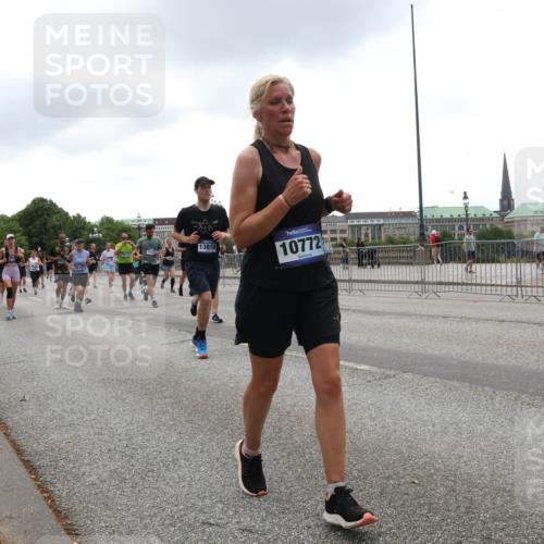 29.06.2025 - hella hamburg halbmarathon Lena Gebhardt http://msf.ph/oto/8326679 29.06.2025 10:47:24 Lombardsbrücke 13819, 10772, 1045, 1073, 1185, 1286, 1434, 1463, 1523, 1593, 1607, 1704, 1961, 2148, 2327, 2407, 2537, 2555, 2556, 2665, 2704, 2882, 2994, 3339, 4037, 4184, 4239, 4325, 4423, 4483, 4806, 4895, 4974, 4975, 5111, 5114, 5621, 5622, 5796, 5895, 5953, 6255, 6256, 6485, 6496, 6879, 6995, 7073, 7403, 7430, 7431, 7630, 7631, 7970, 8105, 8131, 8270, 8550, 8684, 8706, 8915, 8953, 8967, 9018, 9687, 10991, 11351, 11458, 11730, 11738, 11802 meine-sportfotos.de