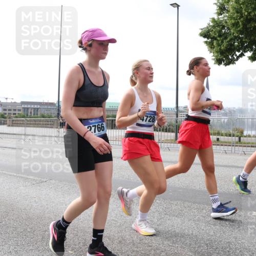29.06.2025 - hella hamburg halbmarathon Lena Gebhardt http://msf.ph/oto/8326682 29.06.2025 10:23:27 Lombardsbrücke 2766, 4728, 1048, 1304, 1362, 2125, 2925, 3029, 4190, 4266, 4391, 4646, 4728, 4793, 5160, 5406, 6502, 6578, 6747, 6784, 6785, 6849, 7029, 7820, 7891, 8031, 8181, 8687, 8688, 8716, 8918, 8920, 9133, 9301, 9715, 9877, 9913, 10649, 10739, 11300, 11793, 11798, 11879, 12025, 12073, 12265, 12874, 13560, 14041, 14265, 14338, 14510, 14512, 14521, 14821, 15709, 16185, 16251, 16416, 16558, 17013, 17099, 17199, 17207, 17299, 17719 meine-sportfotos.de
