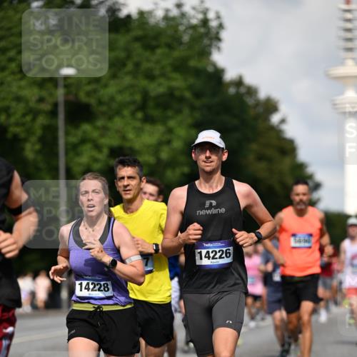 29.06.2025 - hella hamburg halbmarathon Dr. Thomas Lammeyer http://msf.ph/oto/8326701 29.06.2025 09:55:42 Kennedybrücke 1057, 1312, 1353, 1569, 1763, 2880, 3437, 3618, 3697, 4565, 4871, 5014, 5047, 5129, 5231, 5336, 5690, 5987, 6700, 6711, 6770, 7185, 7710, 8074, 8564, 8900, 9358, 9547, 9659, 10691, 10978, 11021, 11062 meine-sportfotos.de