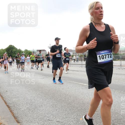 29.06.2025 - hella hamburg halbmarathon Lena Gebhardt http://msf.ph/oto/8326751 29.06.2025 10:47:24 Lombardsbrücke 2630, 13819, 13431, 10772, 1045, 1073, 1185, 1286, 1434, 1463, 1523, 1593, 1607, 1704, 1961, 2148, 2327, 2407, 2537, 2555, 2556, 2665, 2704, 2882, 2994, 3339, 4037, 4184, 4239, 4325, 4423, 4483, 4806, 4895, 4974, 4975, 5111, 5114, 5621, 5622, 5796, 5895, 5953, 6255, 6256, 6485, 6496, 6879, 6995, 7073, 7403, 7430, 7431, 7630, 7631, 7970, 8105, 8131, 8270, 8550, 8684, 8706, 8915, 8953, 8967, 9018, 9687, 10991, 11351, 11458, 11730, 11738, 11802 meine-sportfotos.de