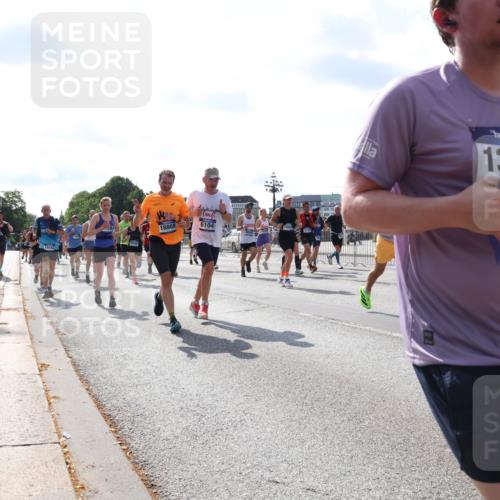 29.06.2025 - hella hamburg halbmarathon Lena Gebhardt http://msf.ph/oto/8326752 29.06.2025 10:00:16 Lombardsbrücke 18808, 6104, 19153, 1004, 3177, 13, 1006, 1019, 1125, 1180, 1239, 1264, 1526, 1544, 1568, 1681, 1834, 1914, 2027, 2086, 2099, 2159, 2346, 2348, 2364, 2426, 2447, 2582, 2584, 2606, 2652, 2676, 2677, 2730, 2910, 2982, 3042, 3177, 3181, 3319, 3400, 3794, 3836, 3861, 3898, 4013, 4231, 4419, 4579, 4594, 4632, 4767, 4772, 4796, 4813, 4940, 4945, 5015, 5134, 5272, 5277, 5341, 5643, 5728, 6082, 6084, 6104, 6174, 6201, 6202, 6220, 6260, 6462, 6470, 6581, 6587 meine-sportfotos.de