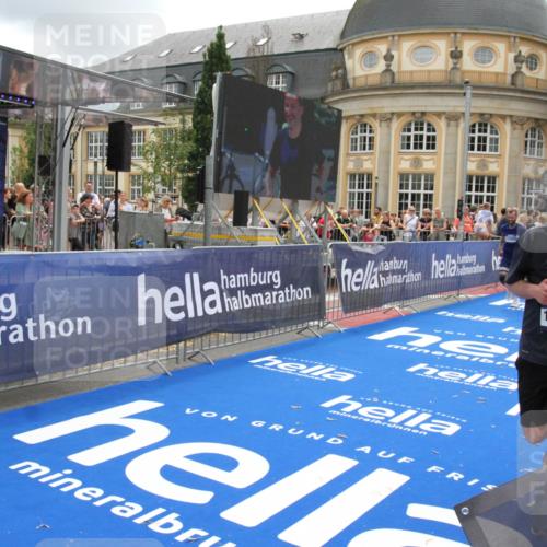 29.06.2025 - hella hamburg halbmarathon Michael Strokosch http://msf.ph/oto/8326804 29.06.2025 10:48:57 Ziel 2260, 3213, 3985, 7067, 8889, 9661, 12421, 12534, 13009, 13183, 13976, 15309, 16653, 18873 meine-sportfotos.de