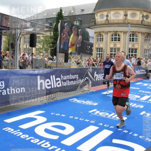 29.06.2025 - hella hamburg halbmarathon Michael Strokosch http://msf.ph/oto/8326820 29.06.2025 10:48:58 Ziel 1381, 1452, 2260, 3213, 3985, 7067, 8889, 9661, 12421, 12534, 13009, 13183, 13976, 15309, 18873 meine-sportfotos.de