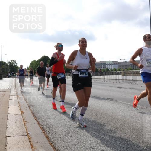 29.06.2025 - hella hamburg halbmarathon Lena Gebhardt http://msf.ph/oto/8326845 29.06.2025 09:48:41 Lombardsbrücke 5307, 6993, 8571, 1042, 1290, 1505, 1710, 2262, 2399, 2767, 3480, 3547, 4062, 4359, 4381, 4860, 5003, 5124, 5307, 5554, 5709, 6829, 6993, 7152, 7154, 7482, 7884, 8002, 8121, 8571, 8933, 9403, 9643, 10190, 10404, 10738, 10793, 10852, 11177, 11929, 12044, 12051, 12488, 12514, 12916, 13137, 13372, 13483, 13595, 13940, 13975, 14875, 15931, 15959, 16119 meine-sportfotos.de