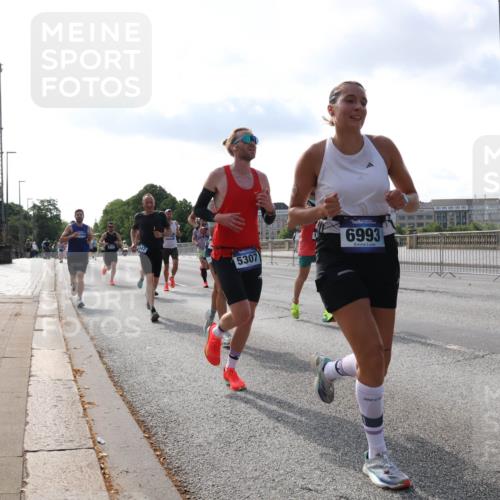 29.06.2025 - hella hamburg halbmarathon Lena Gebhardt http://msf.ph/oto/8326874 29.06.2025 09:48:41 Lombardsbrücke 5307, 6993, 1042, 1290, 1505, 1710, 2262, 2399, 2767, 3480, 3547, 4062, 4359, 4381, 4860, 5003, 5124, 5307, 5554, 5709, 6829, 6993, 7152, 7154, 7482, 7884, 8002, 8121, 8571, 8933, 9403, 9643, 10190, 10404, 10738, 10793, 10852, 11177, 11929, 12044, 12051, 12488, 12514, 12916, 13137, 13372, 13483, 13595, 13940, 13975, 14875, 15931, 15959, 16119 meine-sportfotos.de