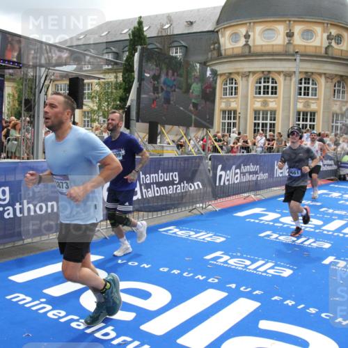 29.06.2025 - hella hamburg halbmarathon Michael Strokosch http://msf.ph/oto/8326936 29.06.2025 10:48:59 Ziel 1381, 1452, 2260, 3213, 3985, 7067, 8889, 9661, 9695, 12421, 12534, 13009, 13183, 13688, 13976, 18873 meine-sportfotos.de