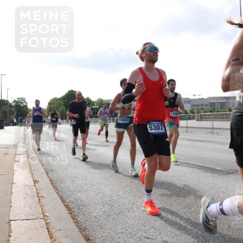 29.06.2025 - hella hamburg halbmarathon Lena Gebhardt http://msf.ph/oto/8326943 29.06.2025 09:48:41 Lombardsbrücke 1394, 16201, 5307, 12044, 699, 1042, 1290, 1505, 1710, 2262, 2399, 2767, 3480, 3547, 4062, 4359, 4381, 4860, 5003, 5124, 5307, 5554, 5709, 6829, 6993, 7152, 7154, 7482, 7884, 8002, 8121, 8571, 8933, 9403, 9643, 10190, 10404, 10738, 10793, 10852, 11177, 11929, 12044, 12051, 12488, 12514, 12916, 13137, 13372, 13483, 13595, 13940, 13975, 14875, 15931, 15959, 16119 meine-sportfotos.de