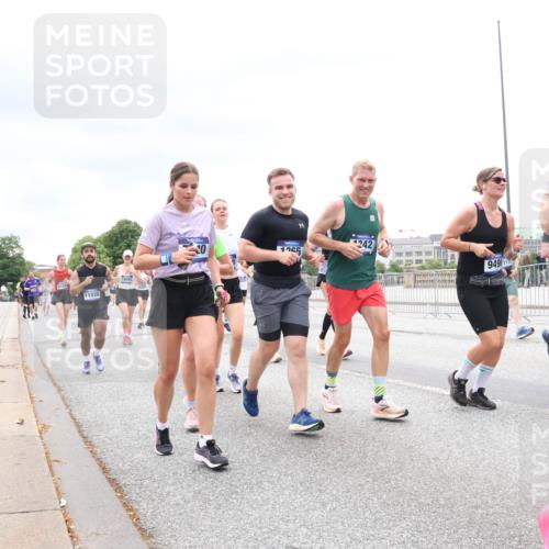 29.06.2025 - hella hamburg halbmarathon Lena Gebhardt http://msf.ph/oto/8326957 29.06.2025 10:57:51 Lombardsbrücke 11026, 20, 1265, 242, 949, 5632, 1123, 1242, 1248, 1265, 1388, 1643, 2015, 2169, 2451, 2567, 2900, 3191, 3385, 3388, 3433, 3644, 3750, 3936, 3954, 4059, 4180, 4197, 4429, 4521, 4830, 5117, 5632, 5676, 5736, 6316, 6337, 6827, 6857, 6916, 7172, 7193, 7556, 7720, 7728, 7977, 7990, 8035, 8159, 8386, 8474, 8512, 8540, 8708, 8713, 8773, 8873, 9059, 9180, 9233, 9318, 9319, 9394, 9398, 9436, 9481, 9496, 9613, 9832 meine-sportfotos.de