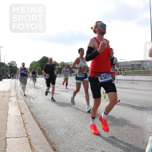 29.06.2025 - hella hamburg halbmarathon Lena Gebhardt http://msf.ph/oto/8326967 29.06.2025 09:48:41 Lombardsbrücke 13940, 16201, 5307, 12044, 1042, 1290, 1505, 1710, 2262, 2399, 2767, 3480, 3547, 4062, 4359, 4381, 4860, 5003, 5124, 5307, 5554, 5709, 6829, 6993, 7152, 7154, 7482, 7884, 8002, 8121, 8571, 8933, 9403, 9643, 10190, 10404, 10738, 10793, 10852, 11177, 11929, 12044, 12051, 12488, 12514, 12916, 13137, 13372, 13483, 13595, 13940, 13975, 14875, 15931, 15959, 16119 meine-sportfotos.de
