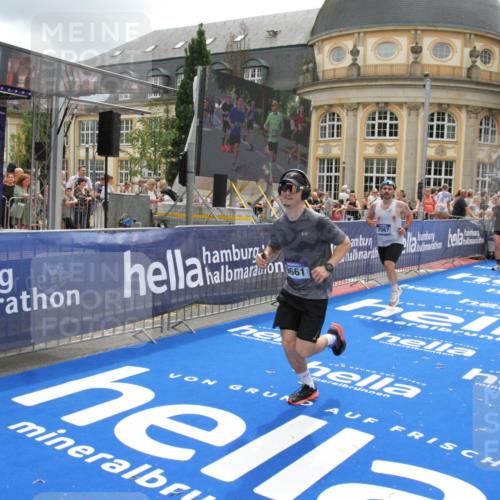29.06.2025 - hella hamburg halbmarathon Michael Strokosch http://msf.ph/oto/8326981 29.06.2025 10:49:00 Ziel 1381, 1452, 2260, 3213, 3985, 7067, 8821, 8889, 9661, 9695, 12421, 12534, 13009, 13183, 13688, 13976, 18873 meine-sportfotos.de